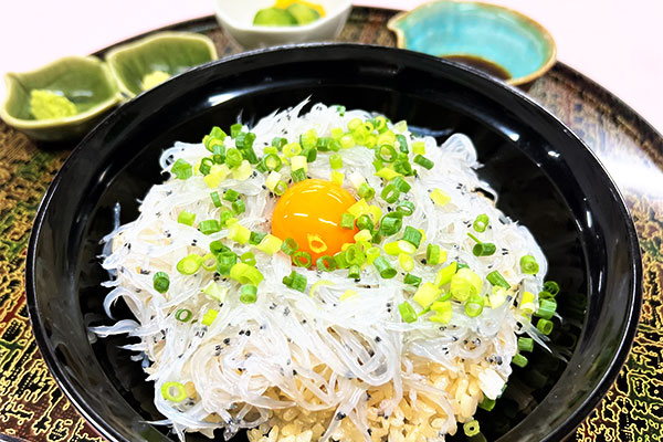 霞ヶ浦産 朝採れ　生白魚丼